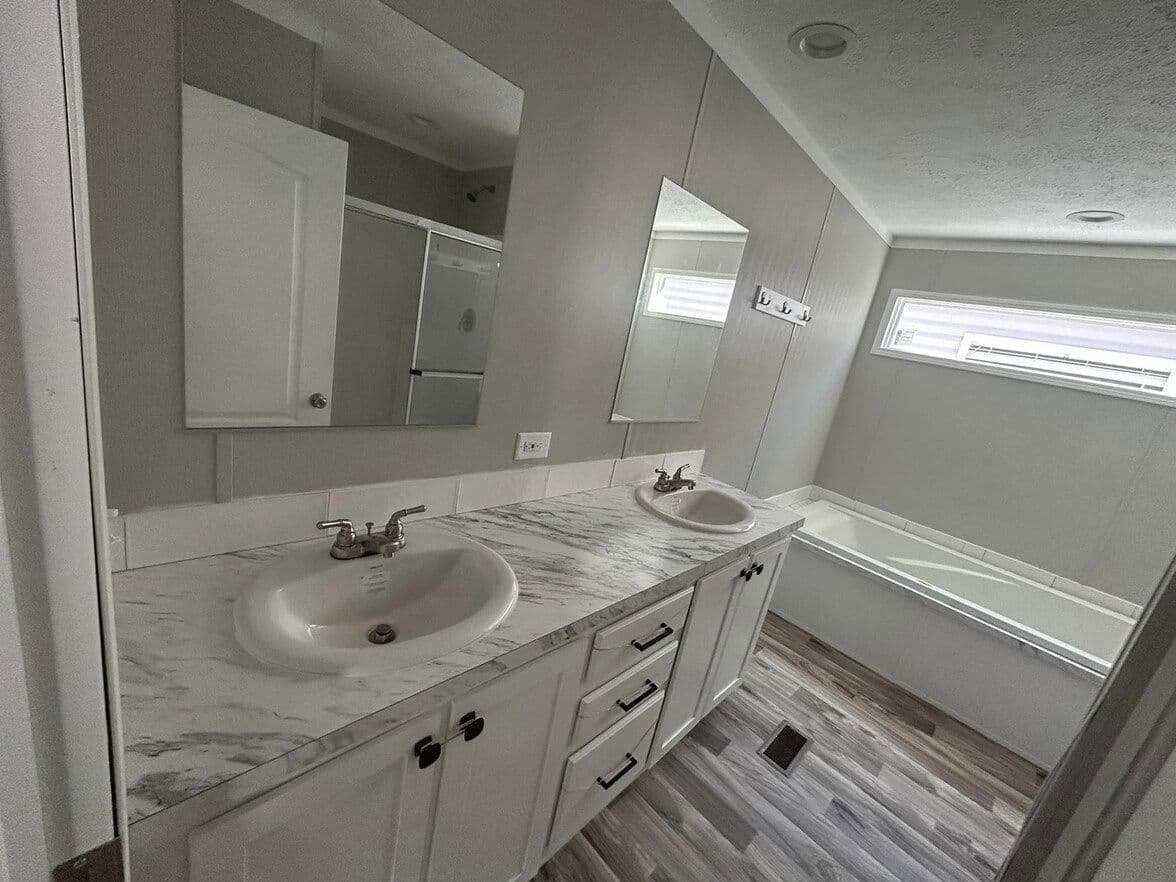 Country manor 28563m bathroom home features