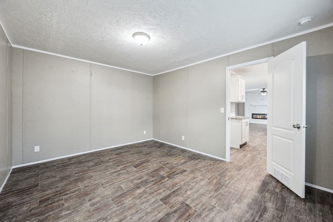 Md-102 bedroom home features