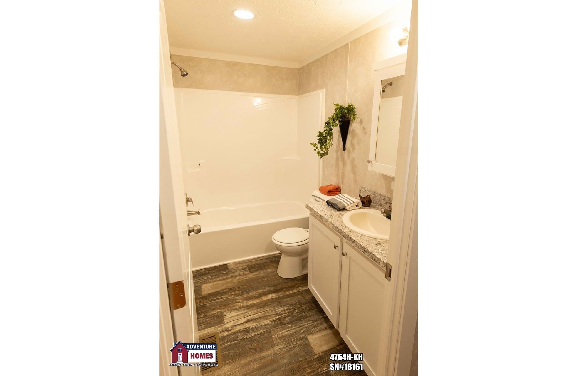 4764h-kh bathroom home features
