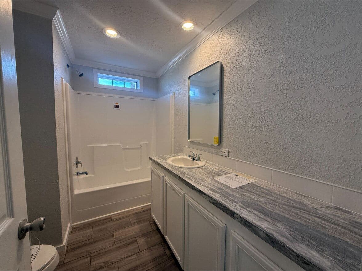 Emerald 28764a bathroom home features