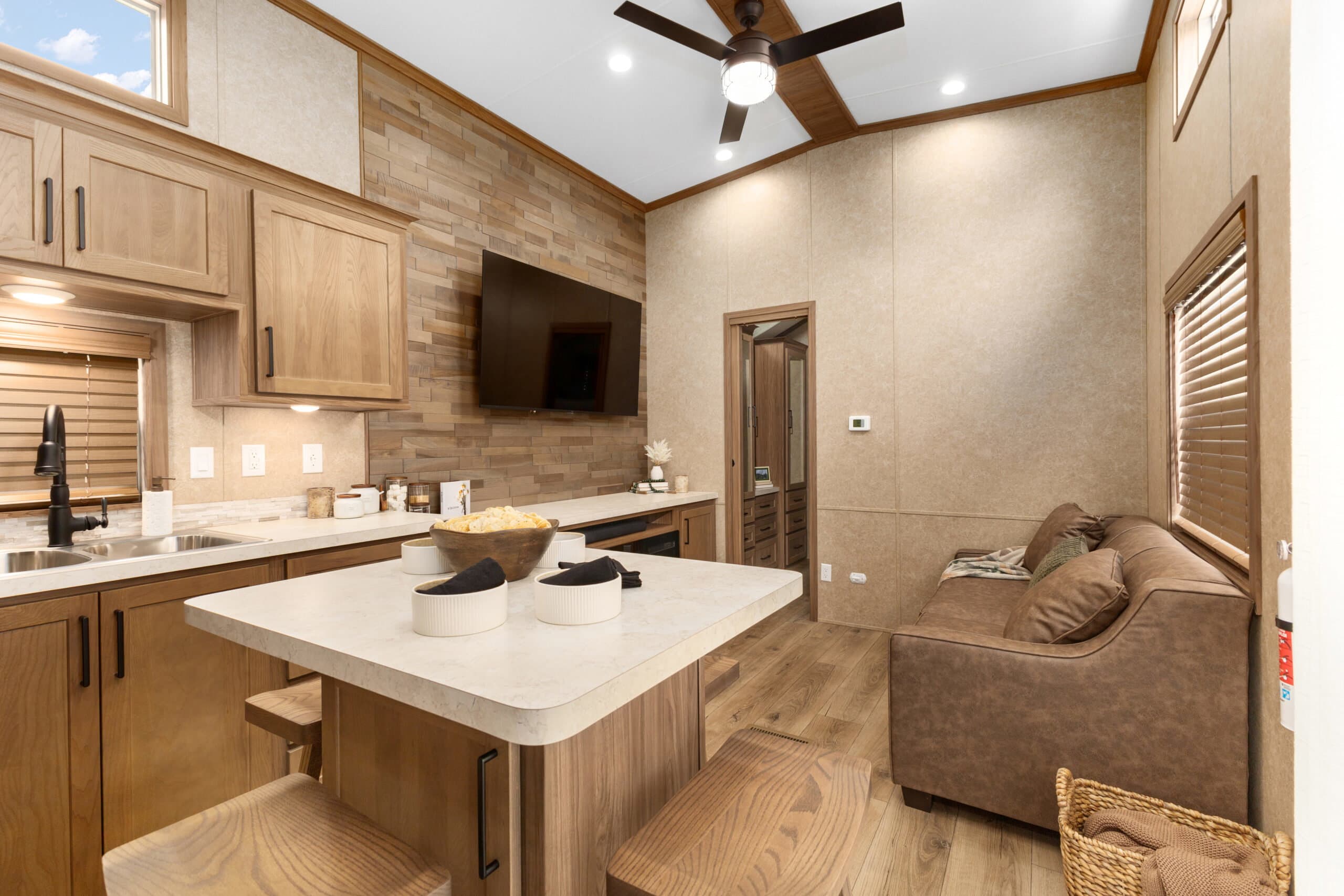 Lakeside 8180 interior home features