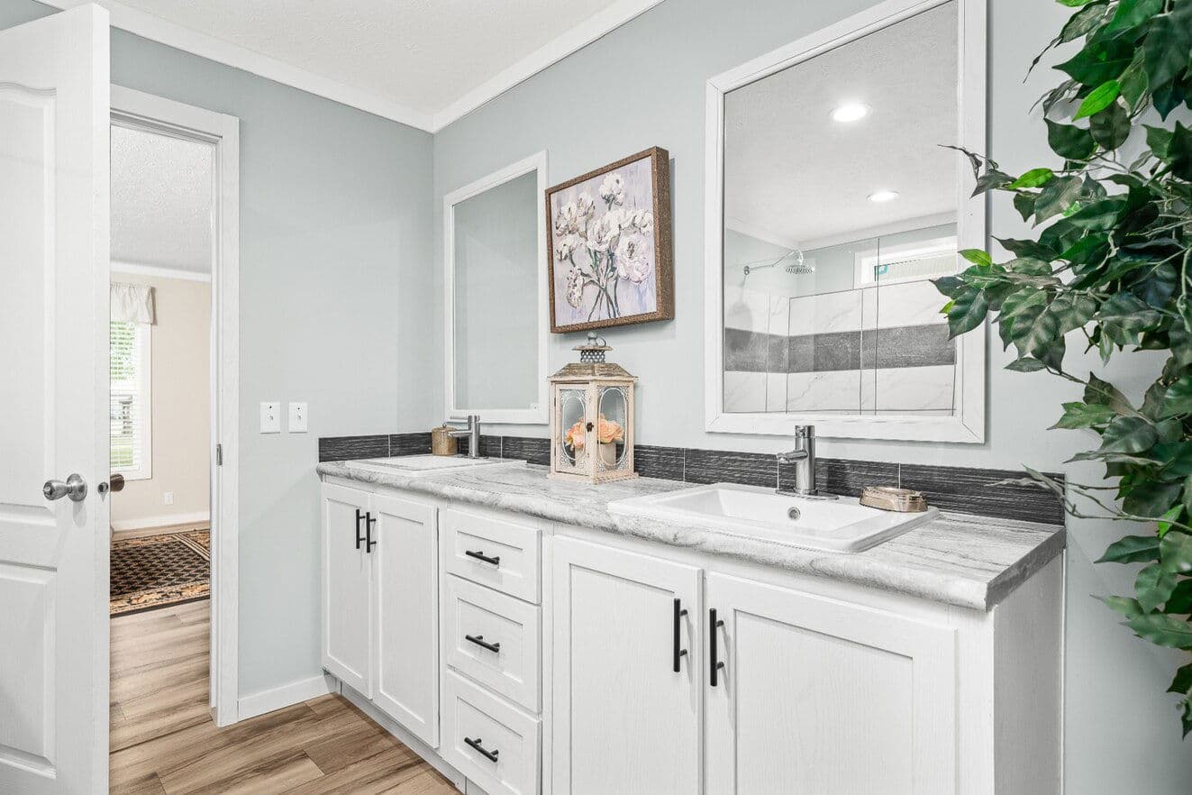 X model 32684x bathroom home features