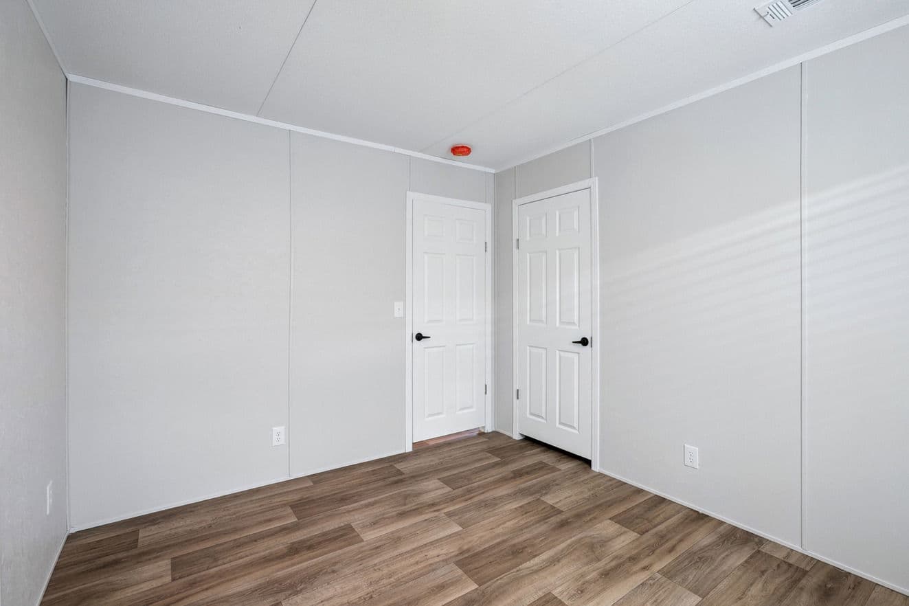 Valor 16763n bedroom home features