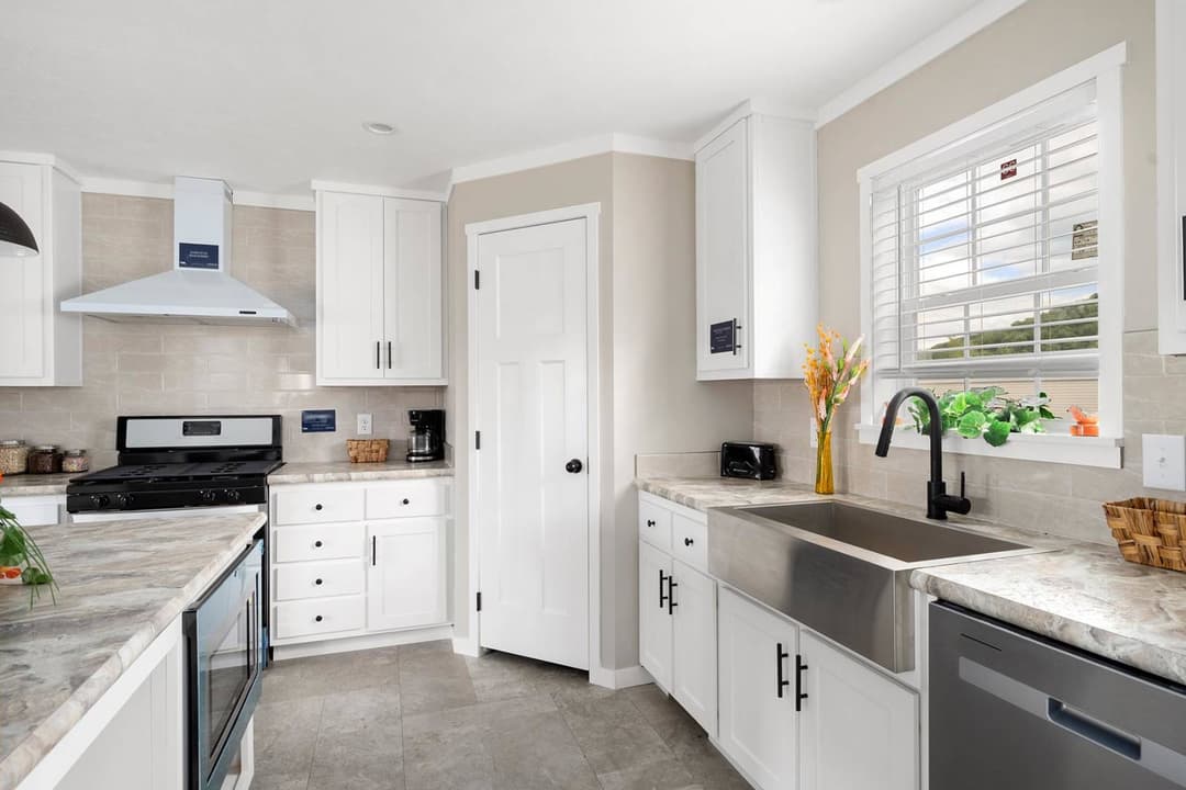 East point - elevate 52 kitchen home features