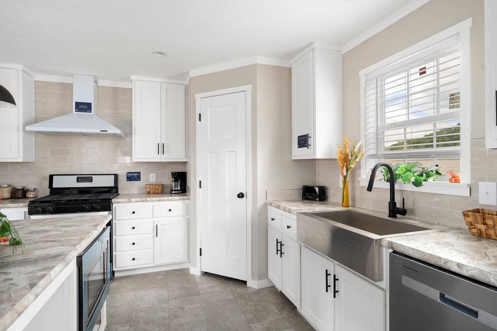 East point - elevate 52 kitchen home features