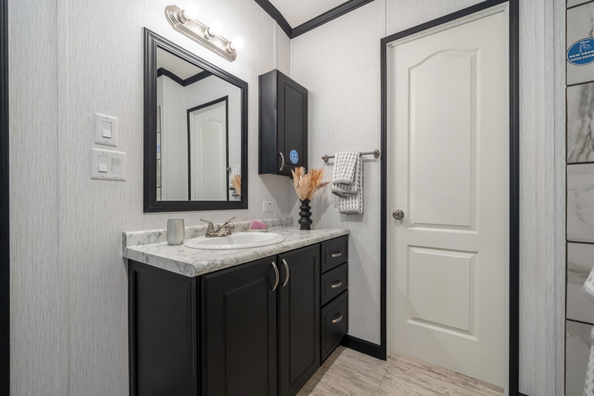 Classic c-1680-32m bathroom home features