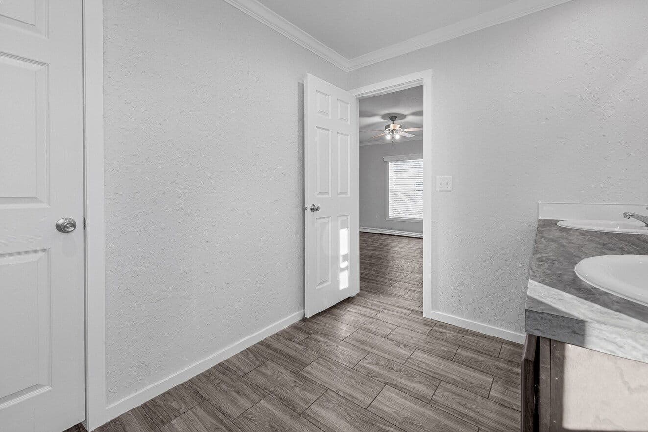 Topaz 28563a bathroom home features