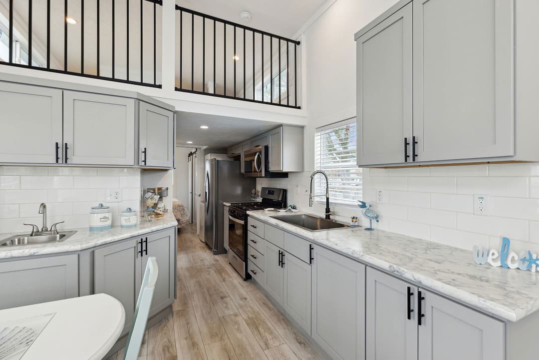 Park model 528 070 kitchen home features