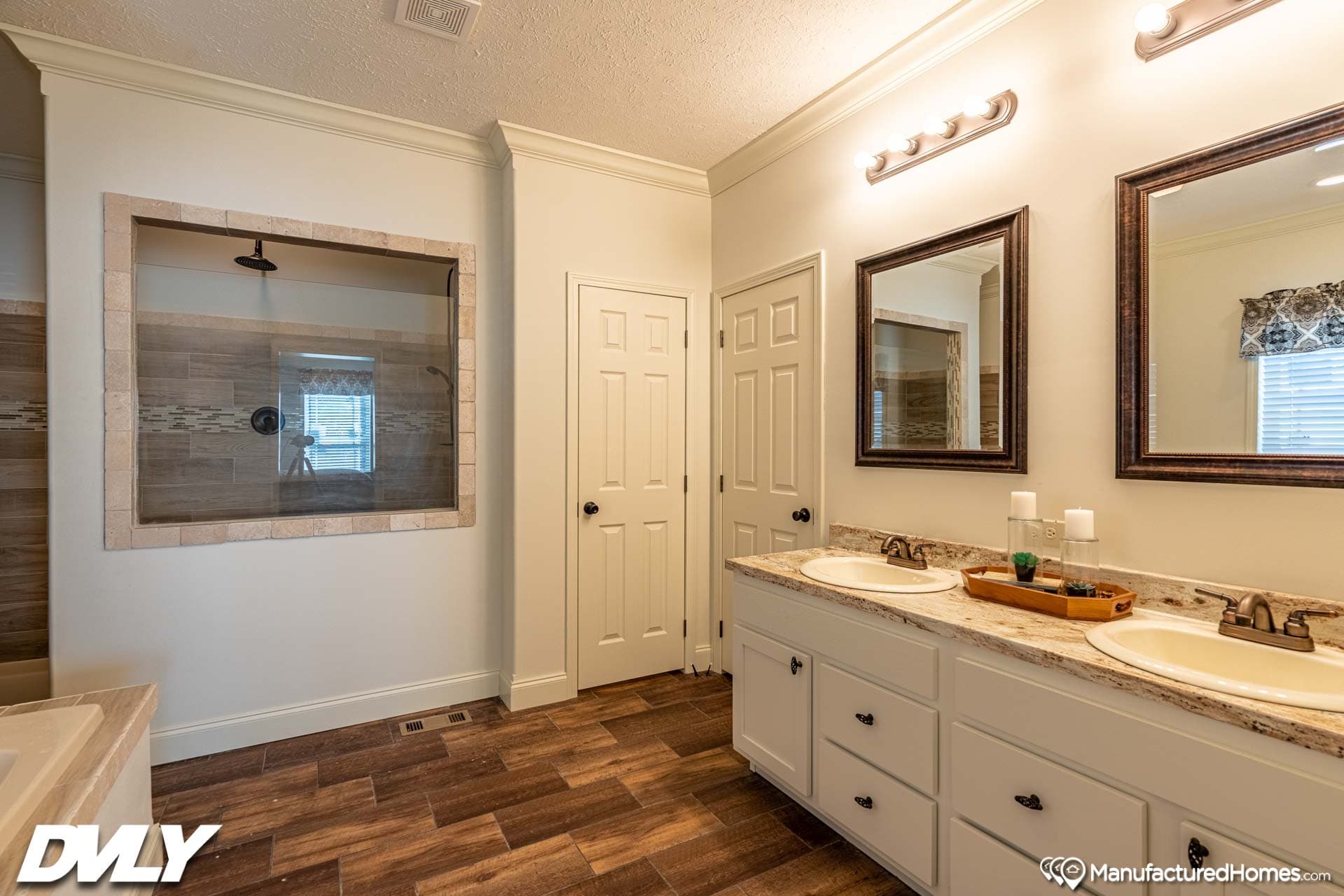 Orchard house (porch) bathroom home features