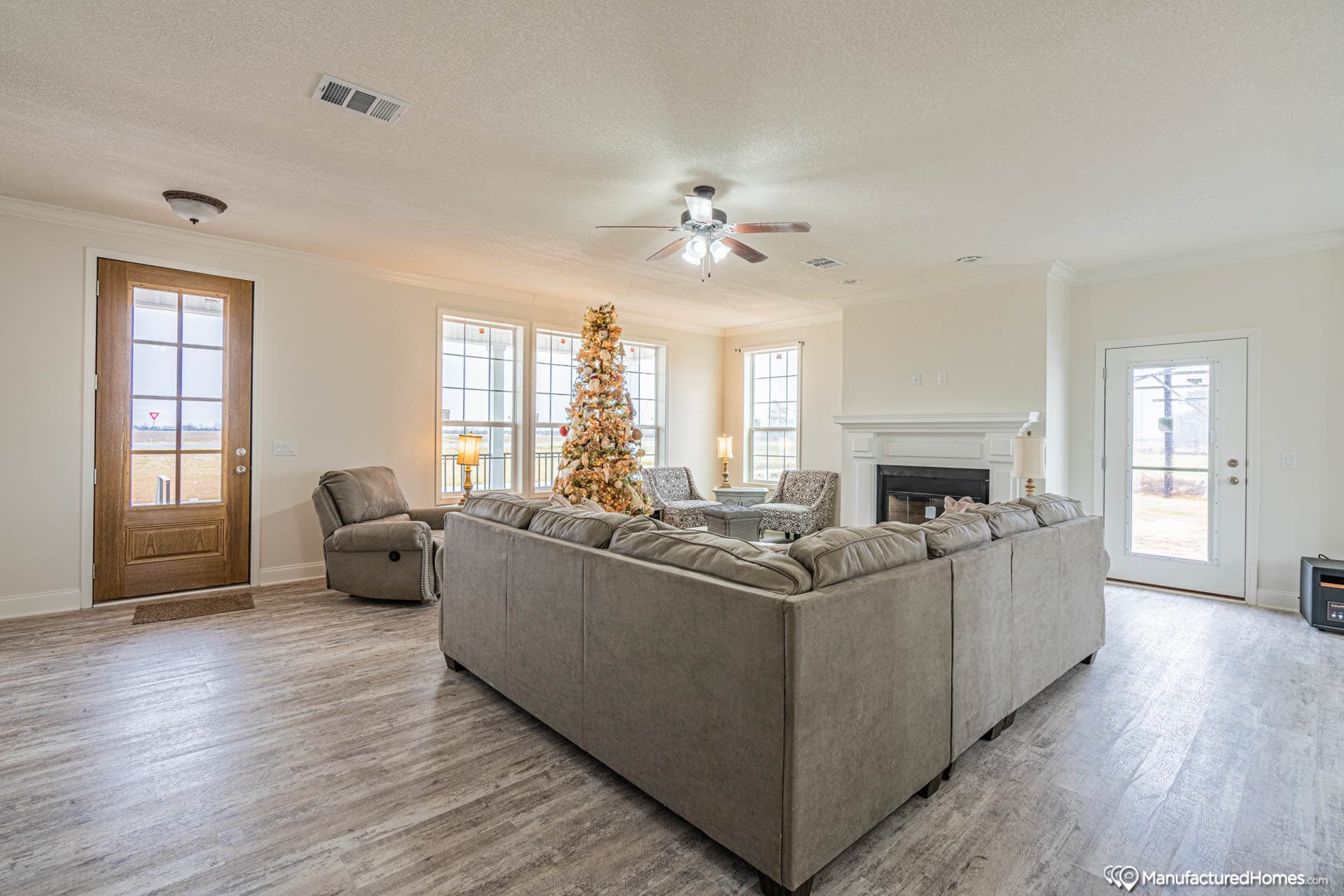 Jasmine i interior home features