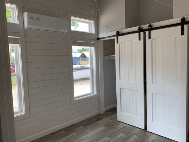 Hummingbird bedroom home features