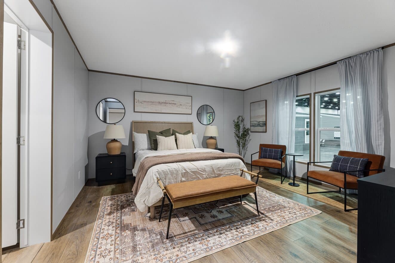 Phoenix 32563a bedroom home features