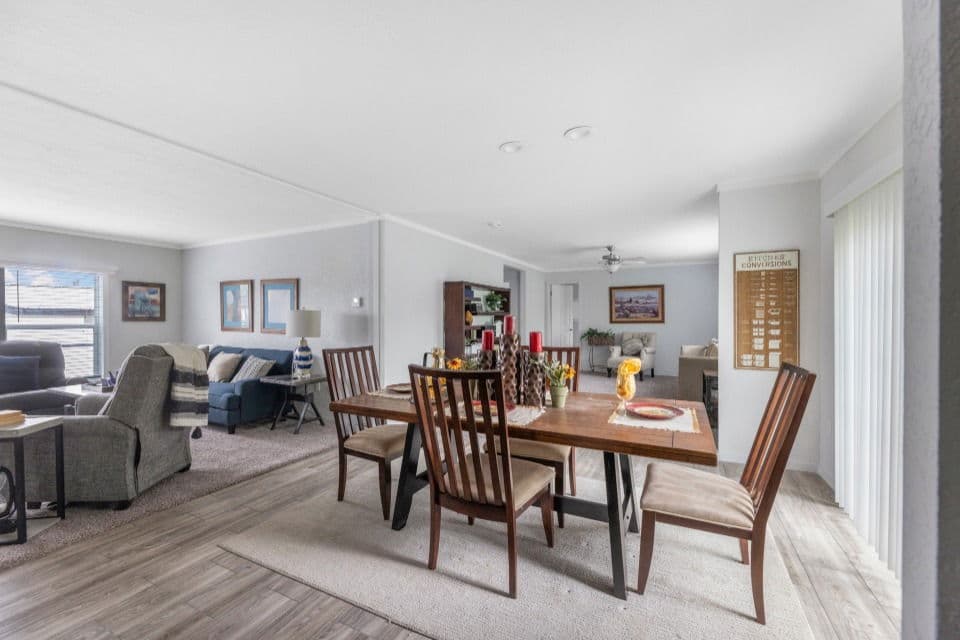 Emerald 28603a interior home features