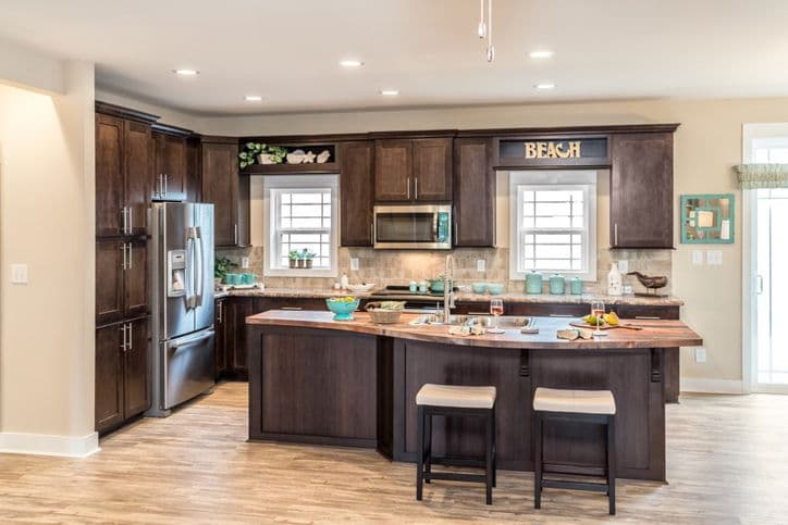 Oakmont 42623a kitchen home features