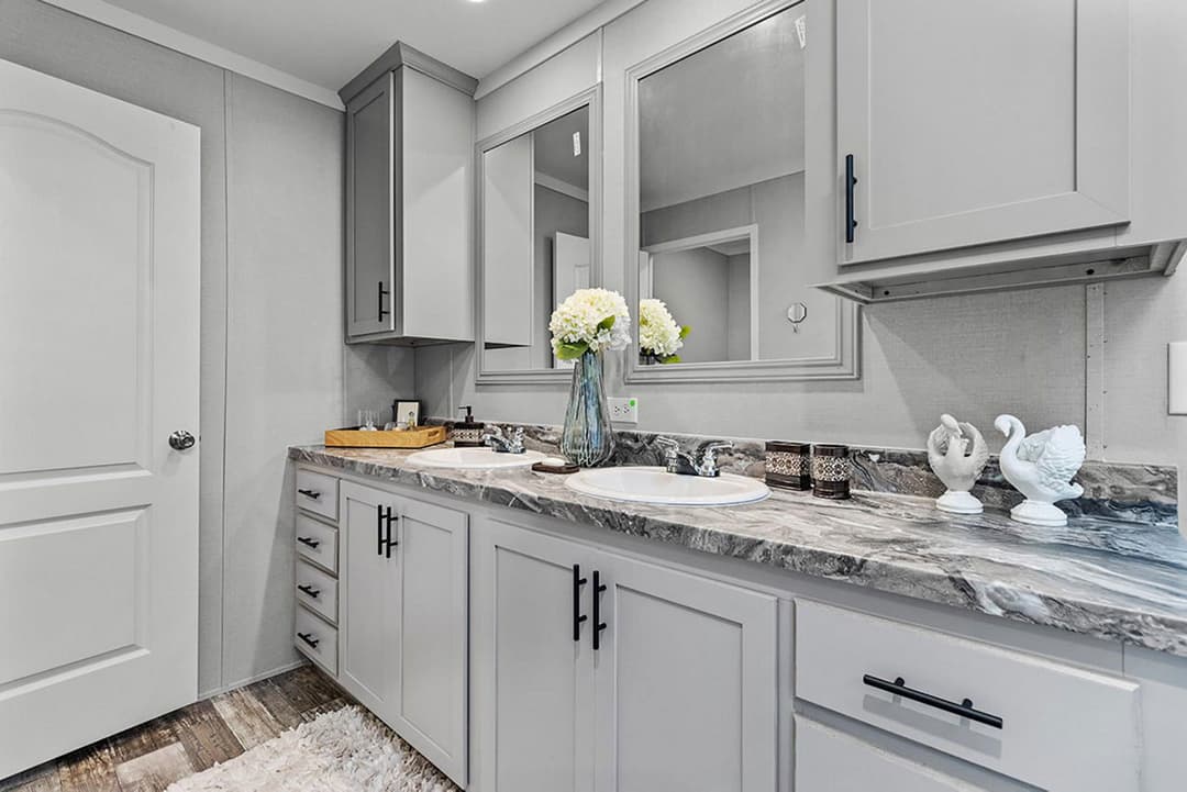 Poydras 3 bedroom bathroom home features