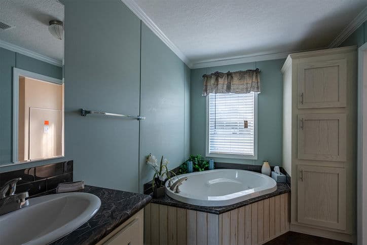 Bannister 28523c bathroom home features