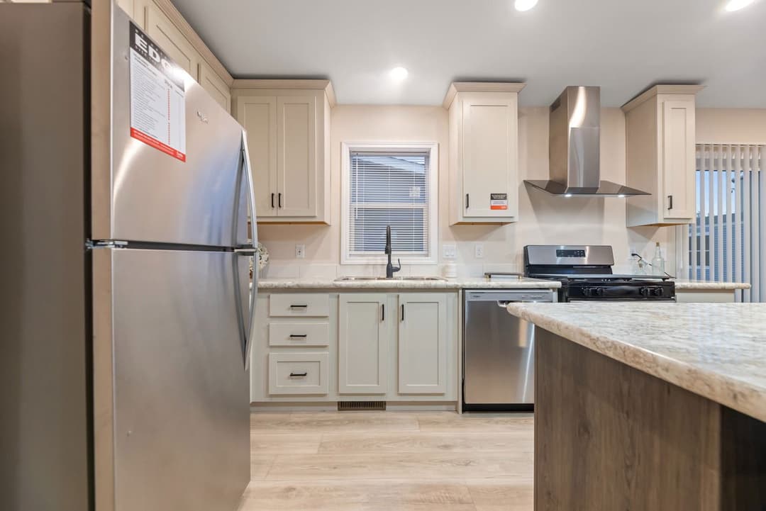 The timberlake with porch 193002 kitchen home features