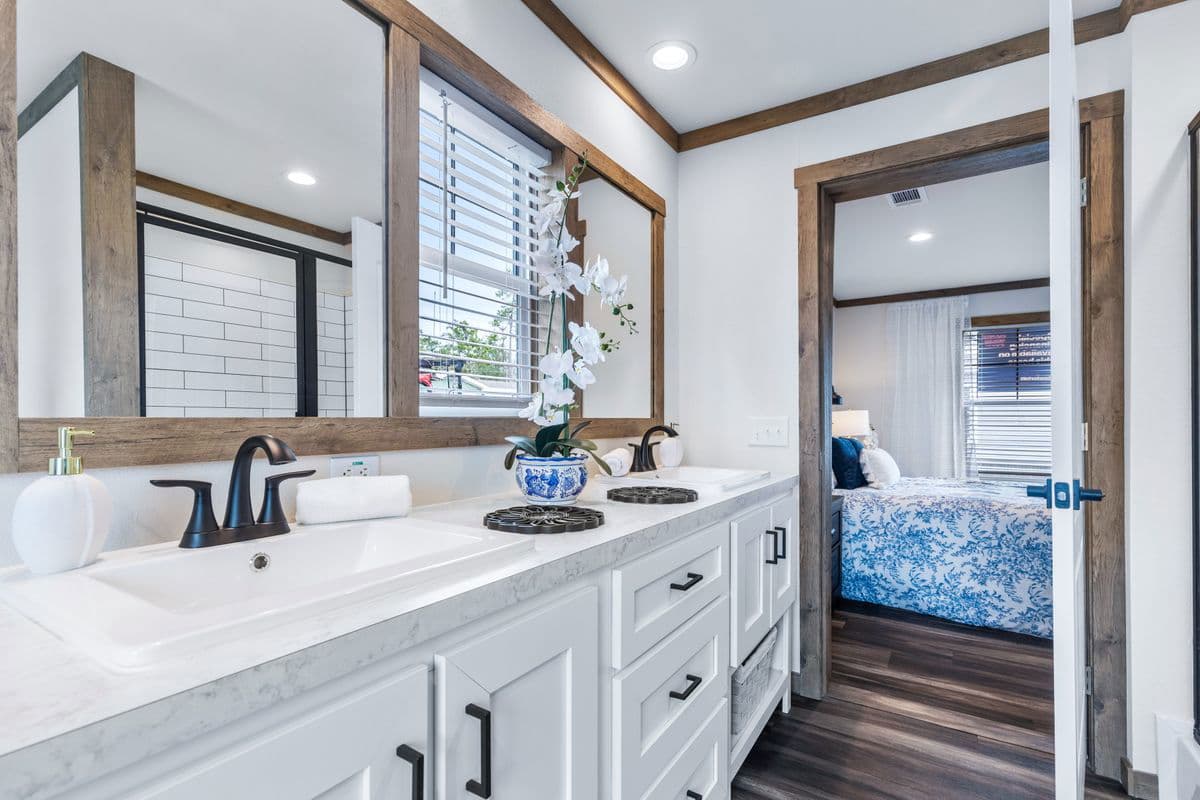 Lizzie elite bathroom home features