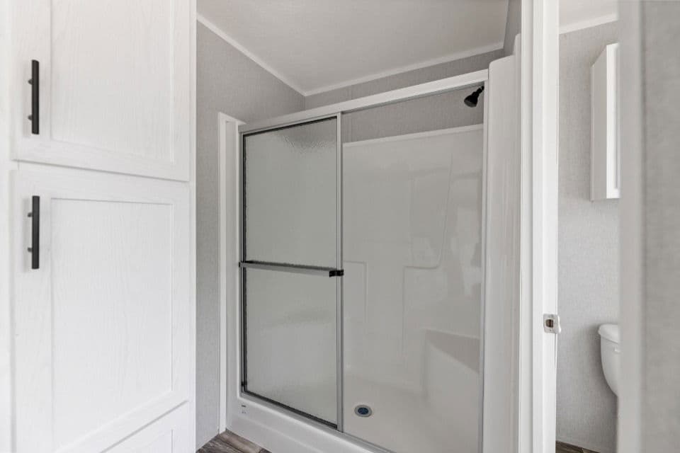 Verde ranch 28523n interior and bathroom home features