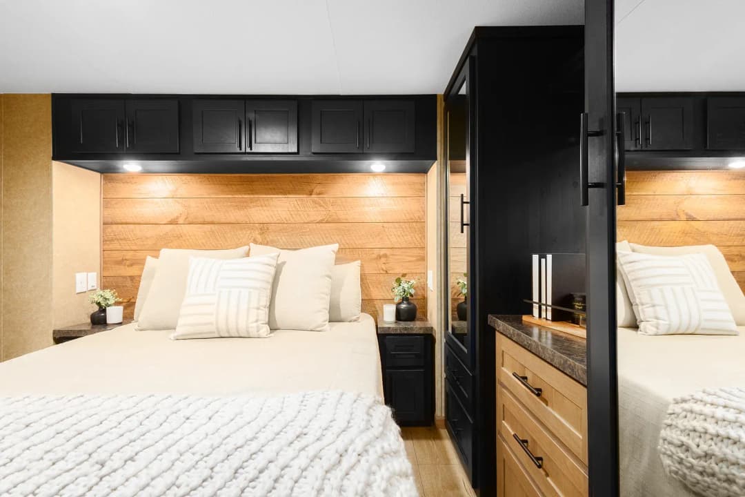 Island 5065 bedroom home features