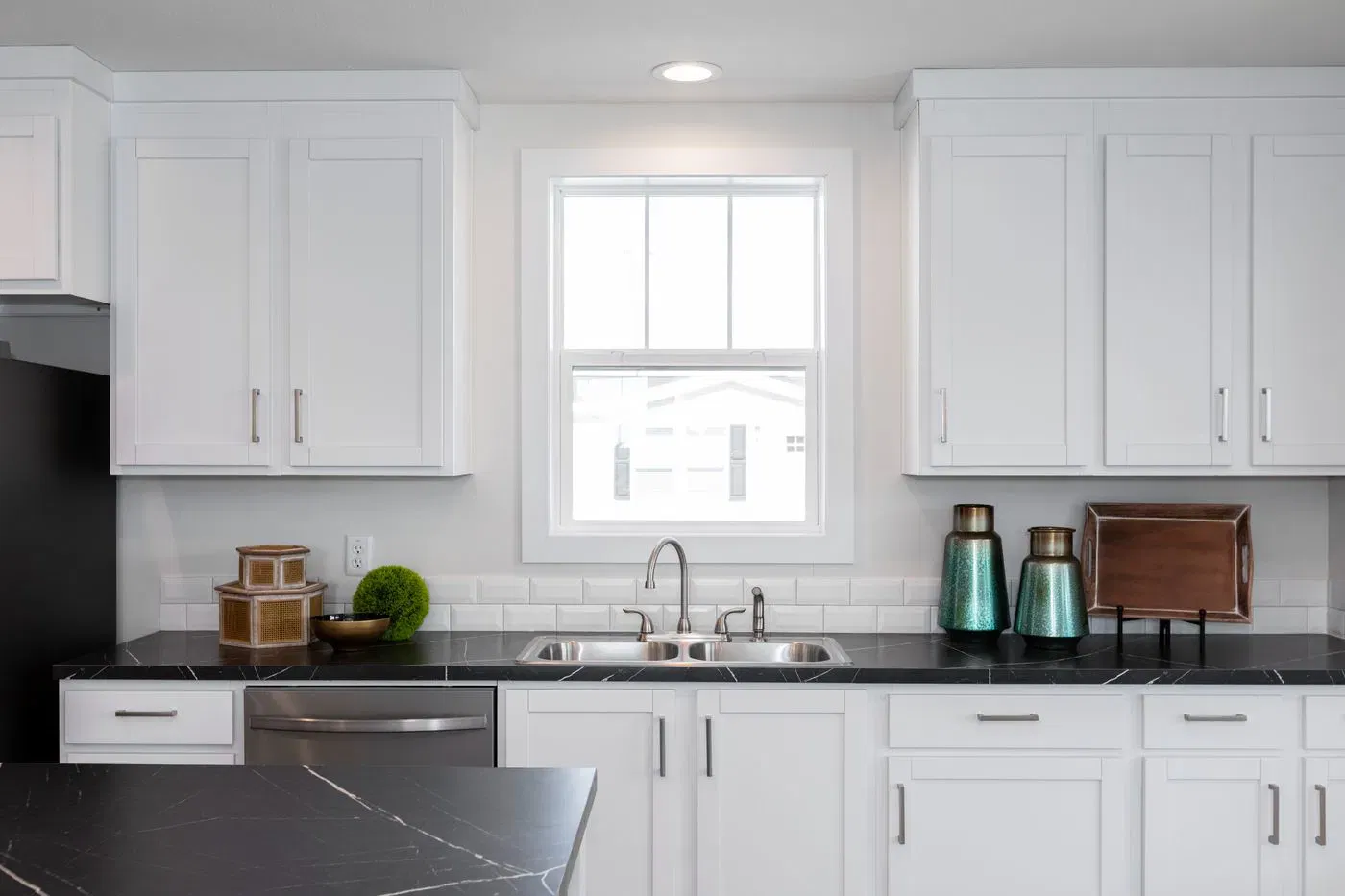 Sunrise kitchen home features