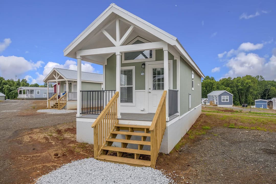 Park model 528 070 elevation and exterior home features